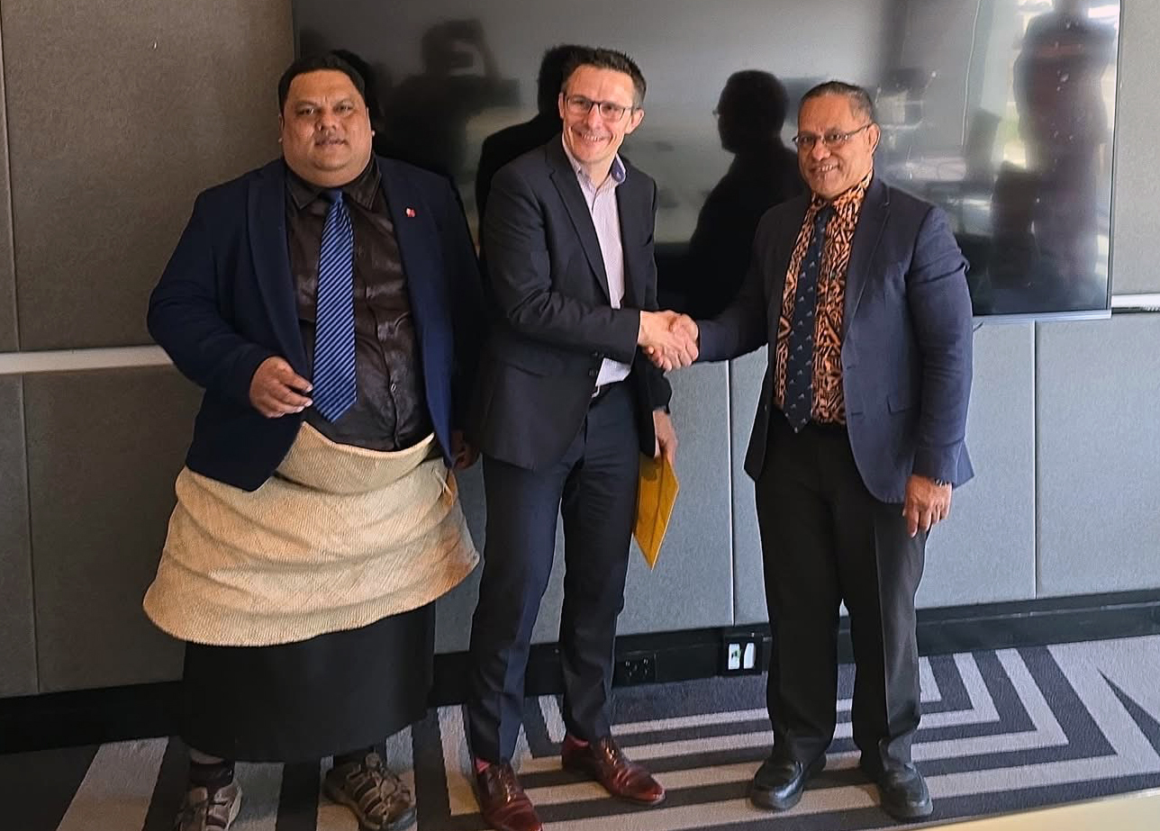 Contract Signing IMG 7340